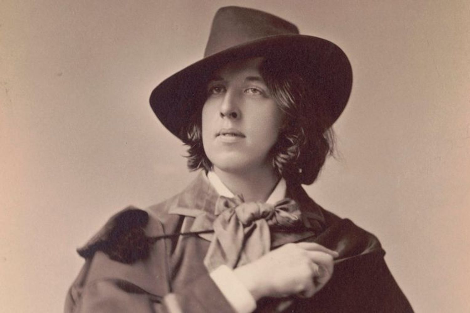 La cruda reflexión de Oscar Wilde, escritor, sobre el comportamiento humano: “El hombre es menos él mismo cuando habla en su propia persona. Dale una máscara y te dirá la verdad”