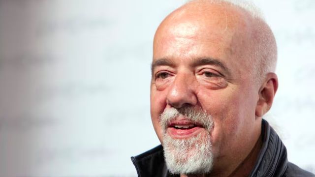 La emotiva frase de Paulo Coelho, escritor, sobre los sueños: "Cuando una persona desea realmente algo, todo el universo conspira para ayudar a esa persona a realizar su sueño"