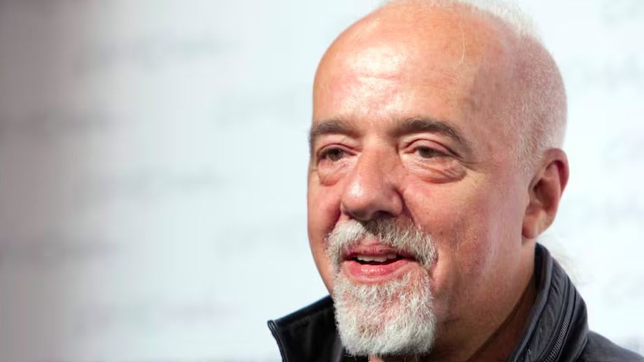 La emotiva frase de Paulo Coelho, escritor, sobre los sueños: "Cuando una persona desea realmente algo, todo el universo conspira para ayudar a esa persona a realizar su sueño"