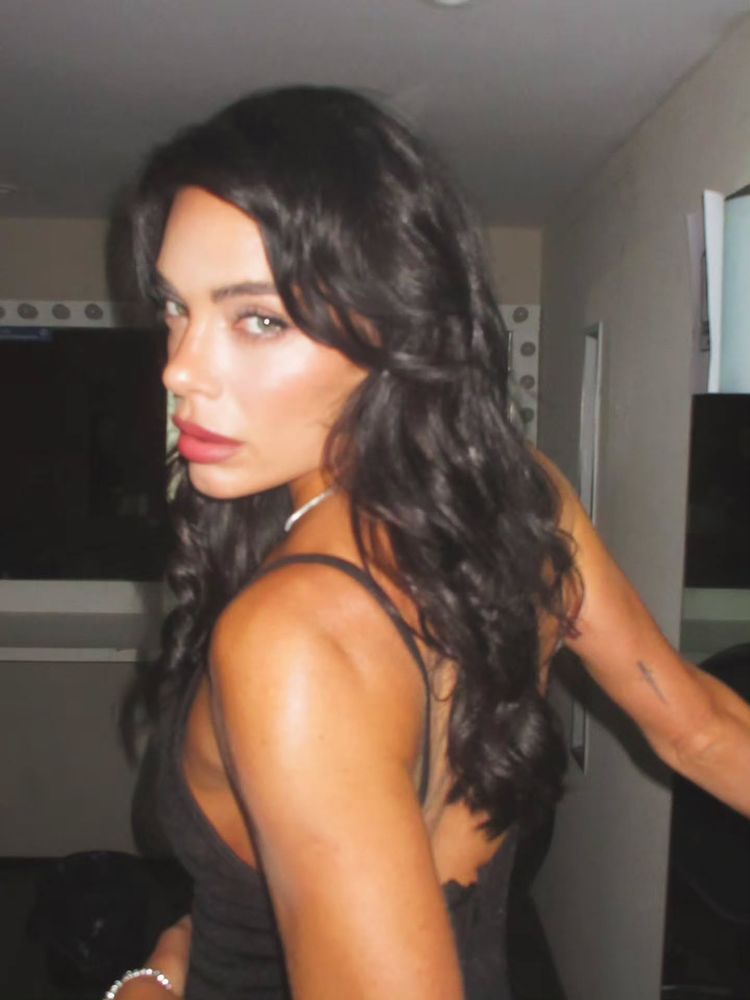 Emilia Attias sacó su lado más audaz con un minidress ajustado al cuerpo y se robó todas las miradas: "Jugando"