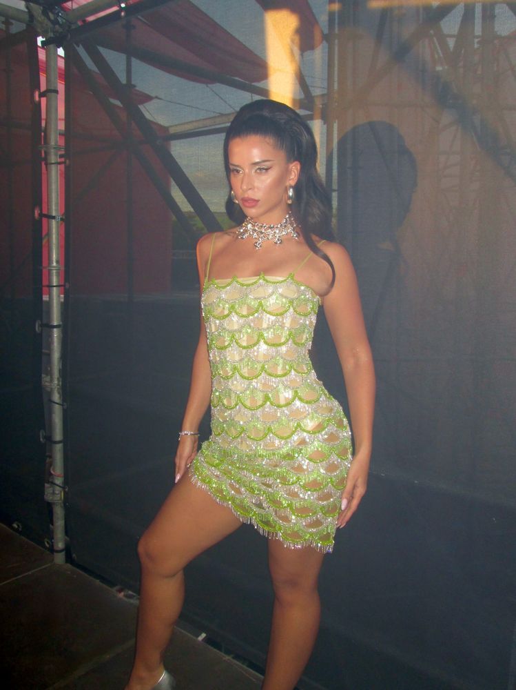 Nathy Peluso presumió su figura con un minivestido color verde lima y marcó la tendencia de la próxima temporada