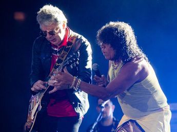 La Mona Jiménez y Juanse sorprendieron en los Martín Fierro de la Música: 40 años de amistad