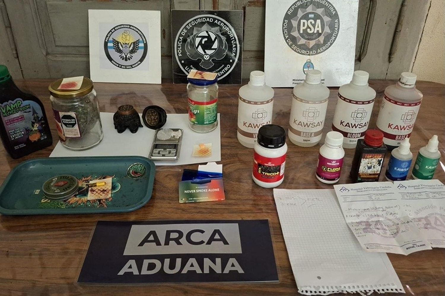 Distintos elementos y documentos relacionados con la producción y comercialización de drogas incautados en uno de los allanamientos en Córdoba.