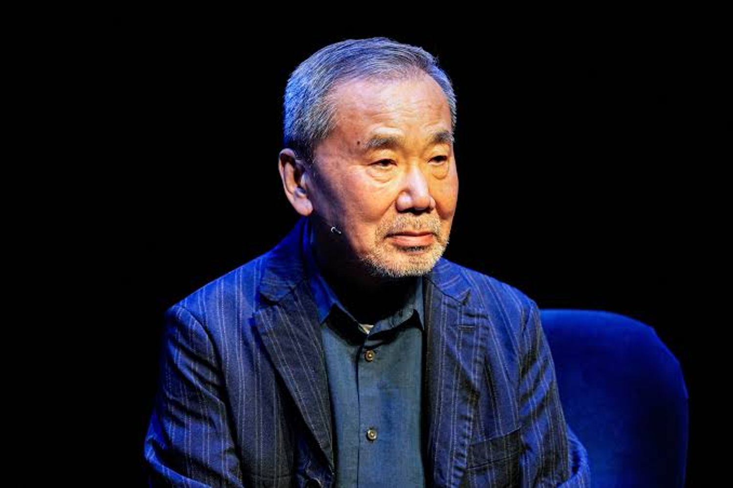 La noble lección de Haruki Murakami, escritor japonés: “Y cuando la tormenta termine, no recordarás cómo lograste atravesarla. Pero una cosa es segura: no serás la misma persona que entró en ella”