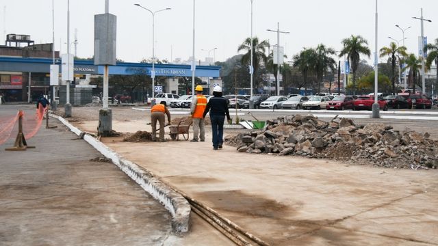 Las cuadrillas trabajan además en el estacionamiento y en la salida de corta distancia de un edificio con más de tres décadas de uso.