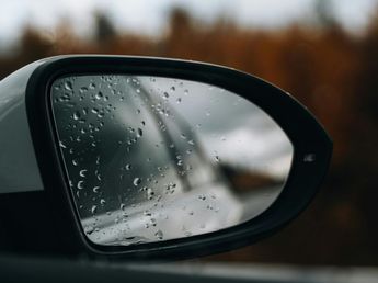 Los expertos en el cuidado del auto coinciden: el sencillo truco con un producto que todos tenemos en casa para evitar que los espejos retrovisores se llenen de gotas cuando llueve