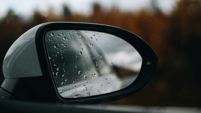 Cómo evitar que los espejos retrovisores queden con gotas de agua.