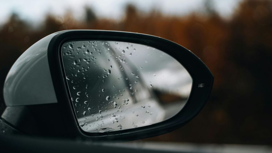 Los expertos en el cuidado del auto coinciden: el sencillo truco con un producto que todos tenemos en casa para evitar que los espejos retrovisores se llenen de gotas cuando llueve