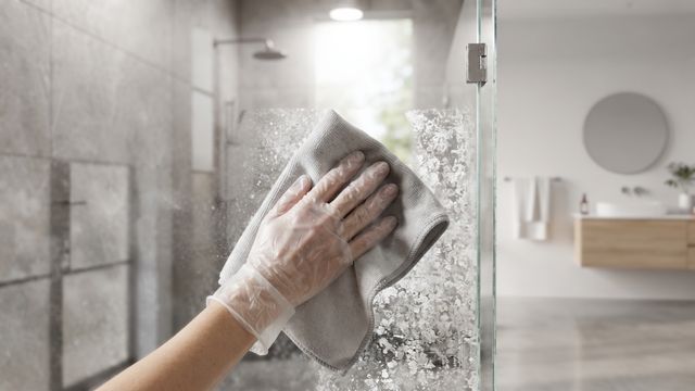 Los especialistas de la limpieza coinciden: para eliminar la cal de la mampara de la ducha tan solo es necesario aplicar un producto que todos tenemos en casa