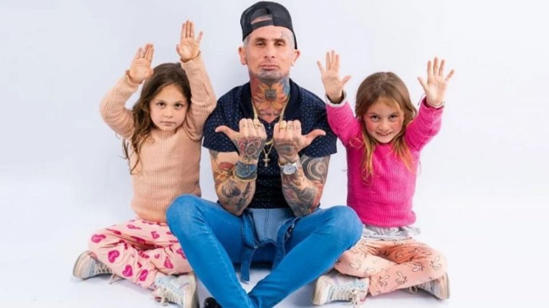 Emanuel Noir y sus hijas.