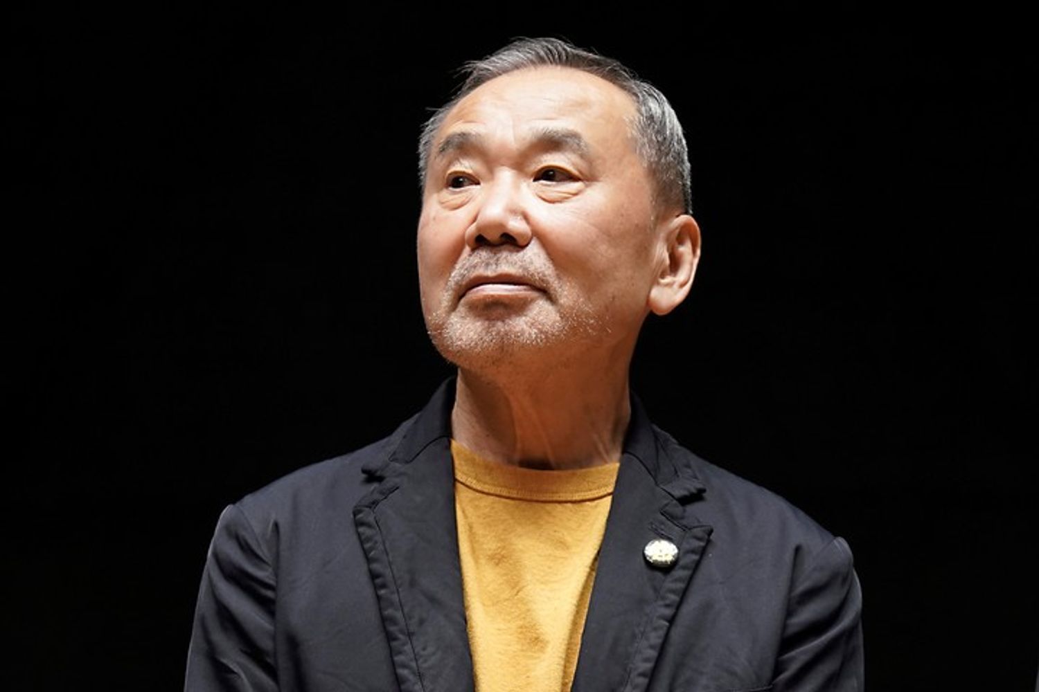 La noble lección de Haruki Murakami, escritor japonés: “Y cuando la tormenta termine, no recordarás cómo lograste atravesarla. Pero una cosa es segura: no serás la misma persona que entró en ella”