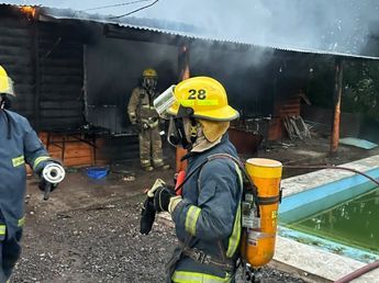 Un voraz incendio destruyó por completo una vivienda en Cosquín