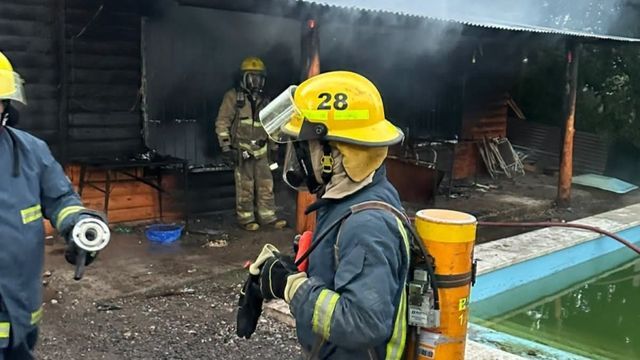 Un voraz incendio destruyó por completo una vivienda en Cosquín.