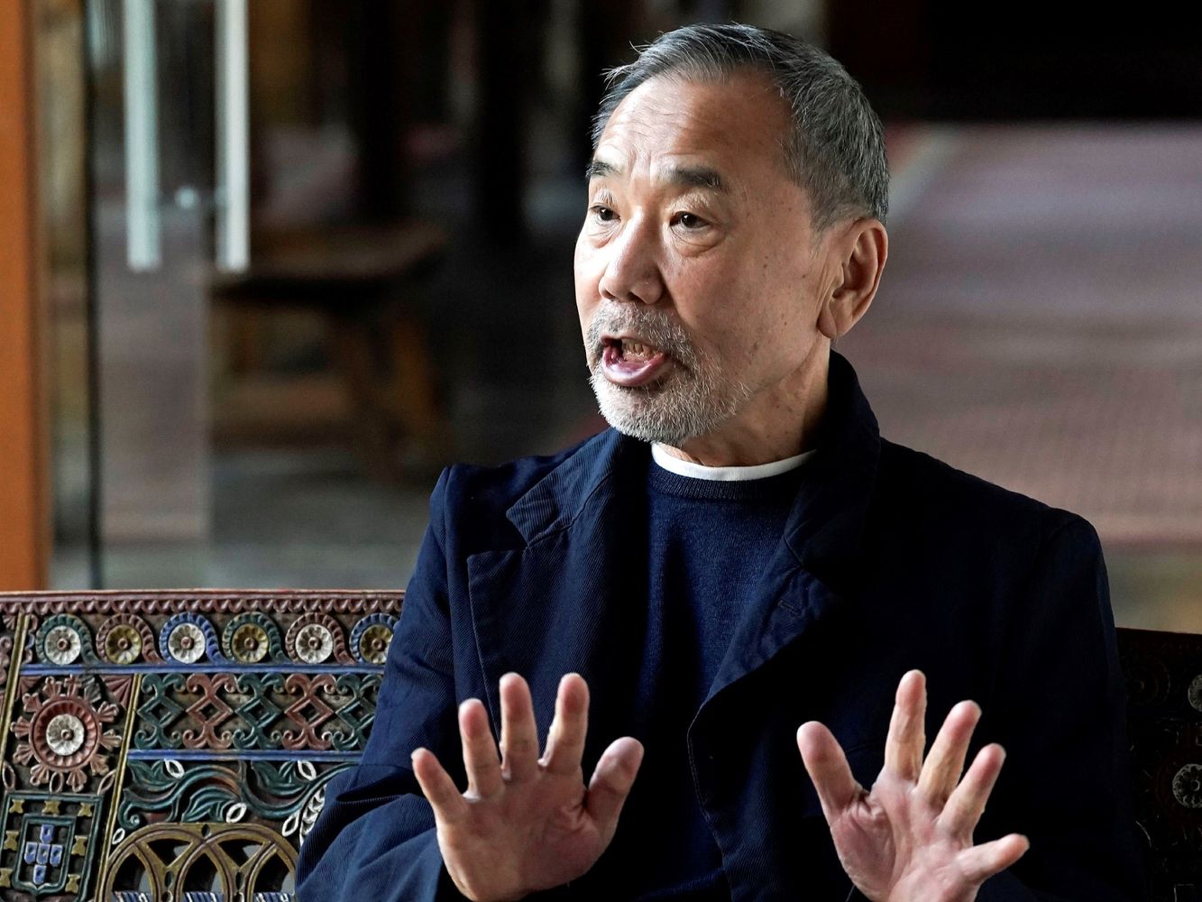 La noble lección de Haruki Murakami, escritor japonés: “Y cuando la tormenta termine, no recordarás cómo lograste atravesarla. Pero una cosa es segura: no serás la misma persona que entró en ella”