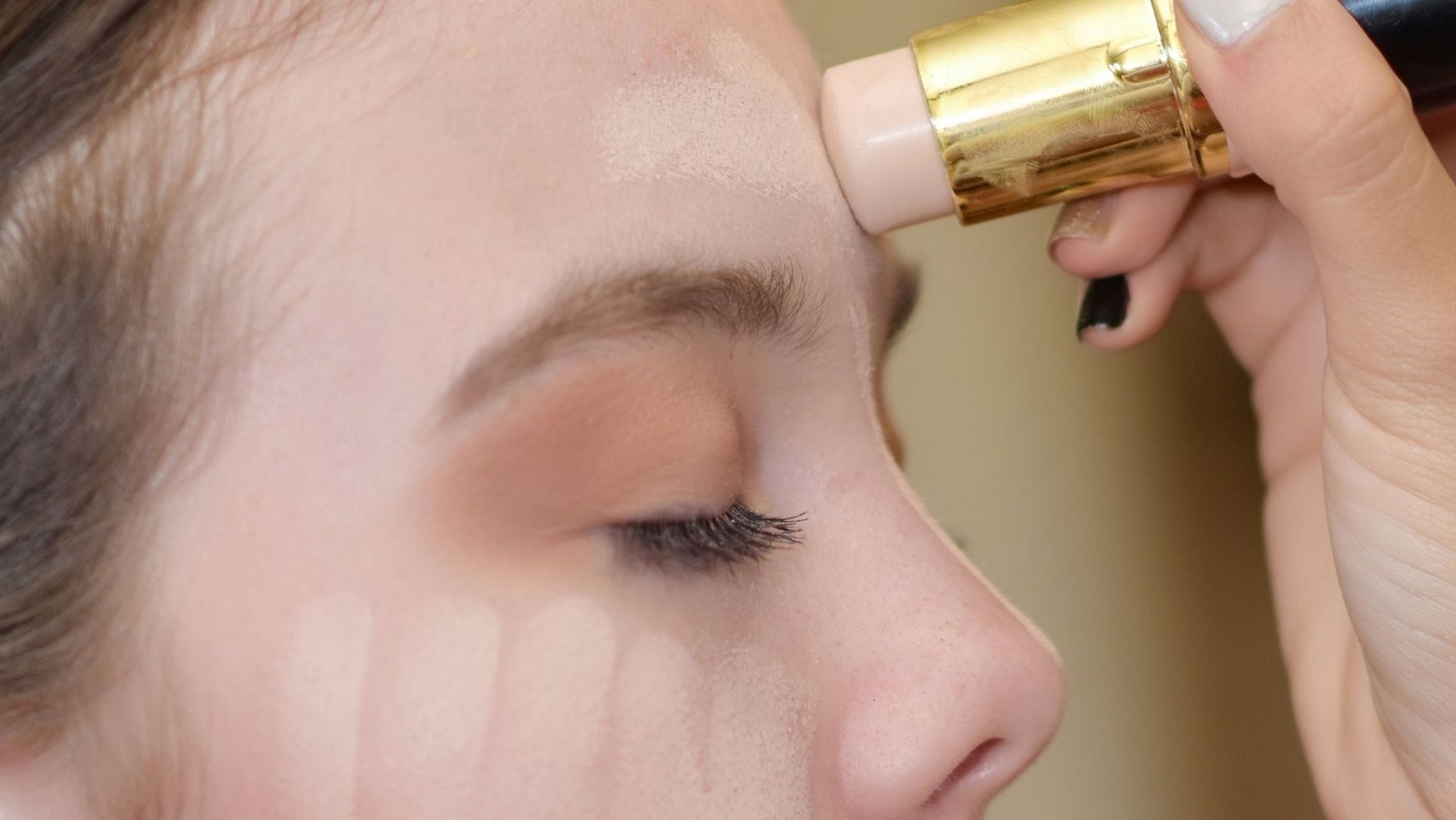 El corrector es un elemento básico del maquillaje.