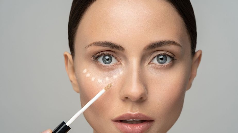 María Nebrera, maquilladora profesional, sobre el cuidado facial: "El corrector de ojeras no dura todo el día. Que no te engañen, hay que retocarlo así que opta por uno ligero"