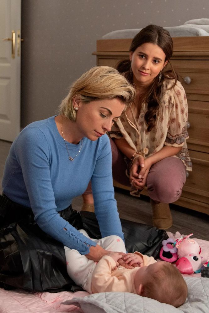 “Madre solo hay dos” sigue a dos mujeres que deben aprender a formar una familia juntas.