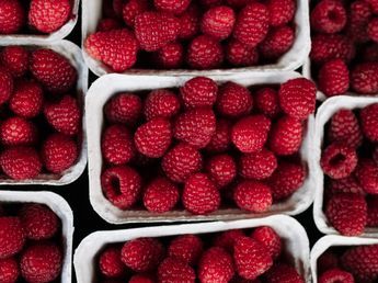 Raúl Cardaba, experto en frutas y verduras: "Para que las frambuesas no se pudran antes de tiempo, no las guardes tal cual, mejor en un tupper con papel de cocina en la heladera"