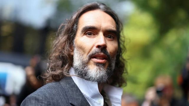 Russell Brand comparece ante la Justicia británica por acusaciones relacionadas con seis mujeres.