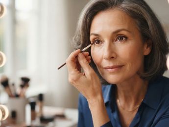 Una experta maquilladora revela el truco perfecto para las mujeres de ojos marrones y mayores de 50 años: "El delineador más favorecedor es el chocolate"
