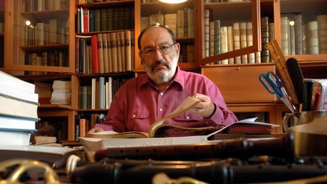 La profunda reflexión de Umberto Eco, escritor, sobre la influencia de los padres: “Nos convertimos en aquello que nuestro padre nos enseñó sin molestarse en educarnos”