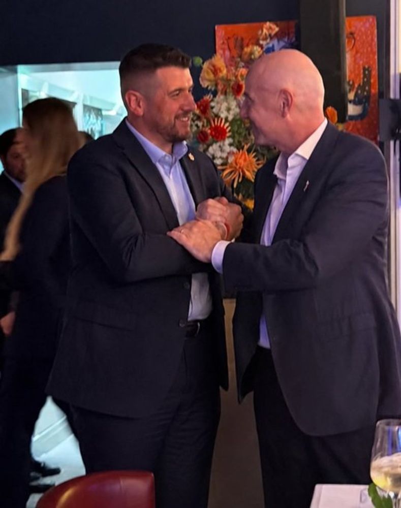 Una imagen fuerte. El saludo de Juan Manuel Cavagliatto, presidente de Instituto, con Gianni infantino.