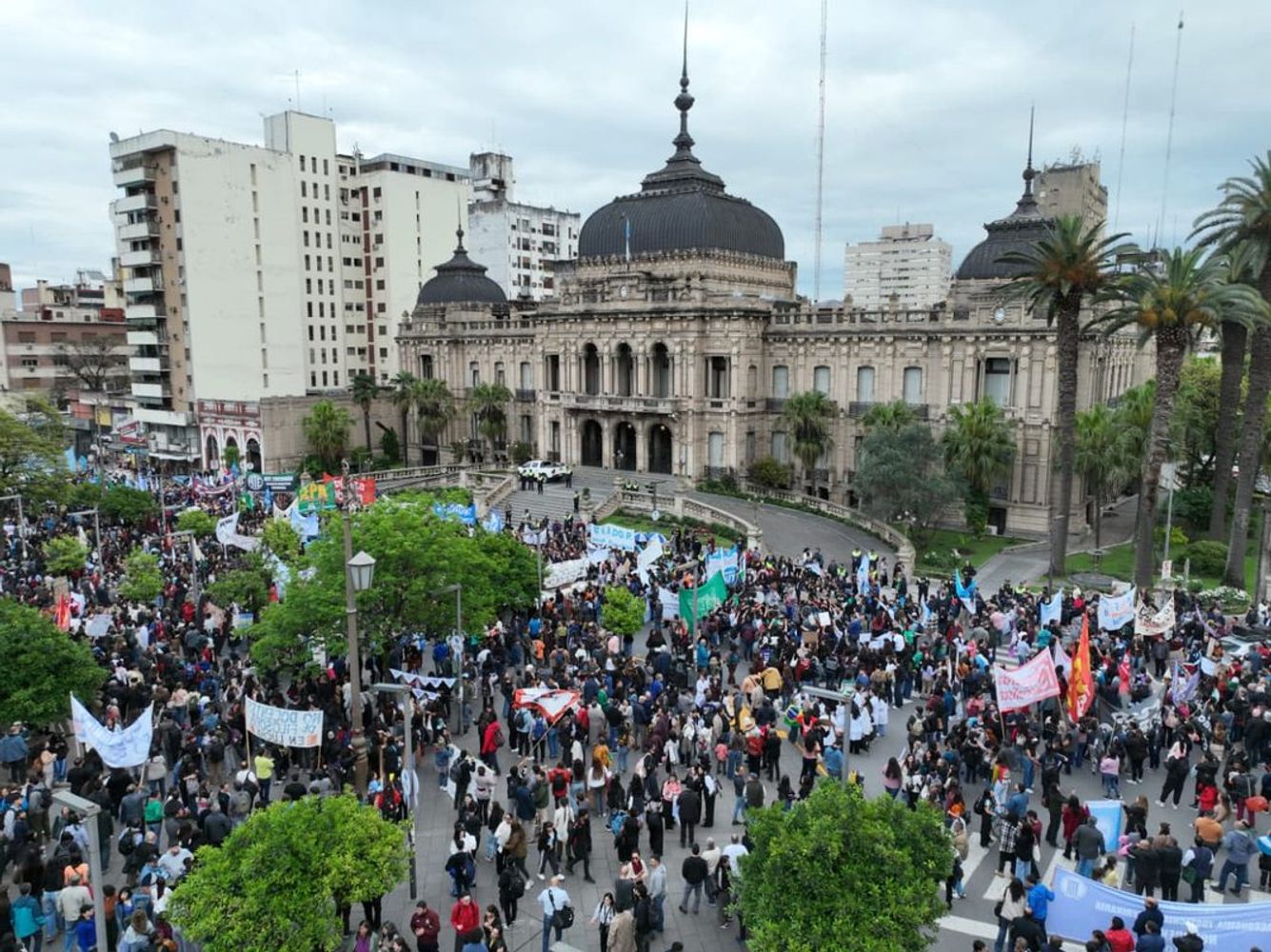 La columna de la UNT colmó la Plaza Independencia en la quinta Marcha Federal Universitaria.