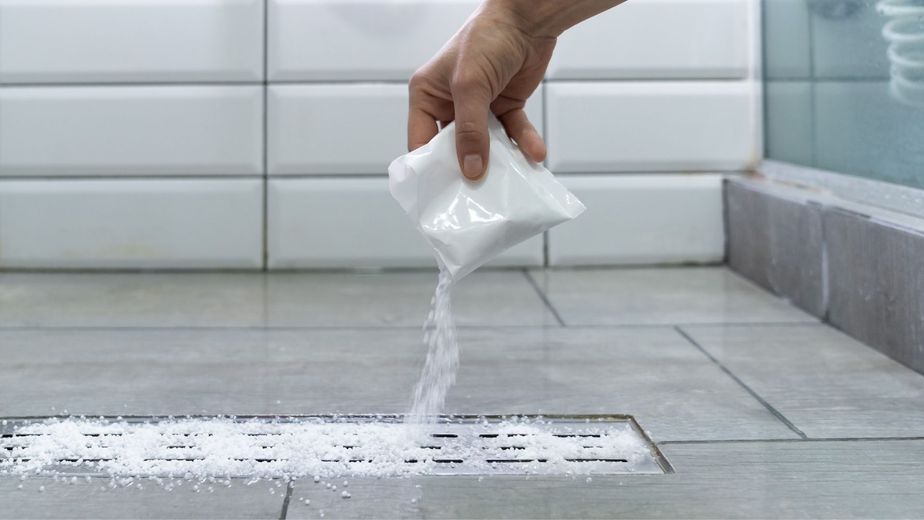 Mezclar bicarbonato de sodio, vinagre blanco y agua hirviendo: por qué sirve y por qué lo recomiendan en días de tormenta