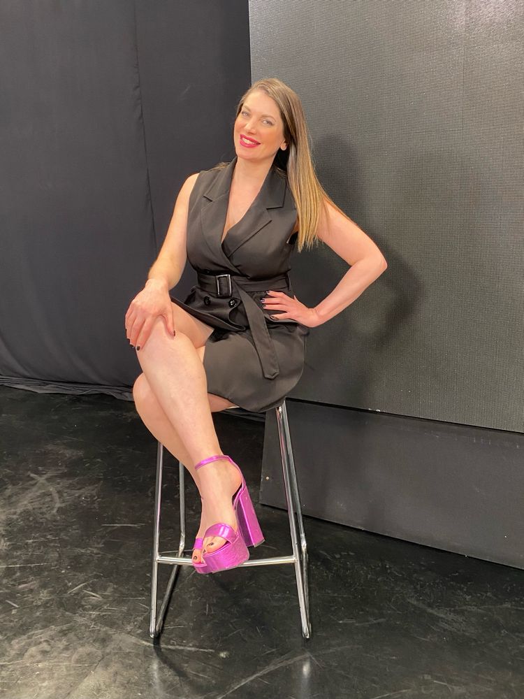 Valeria Degenaro apostó por el color más llamativo de la temporada y arrasó con un minivestido y los zapatos en tendencia