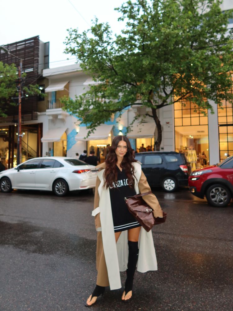 Zaira Nara se sumó a la tendencia de los "hoodie dresses" y las botas "open toe" y dio cátedra de estilo con un look boho chic
