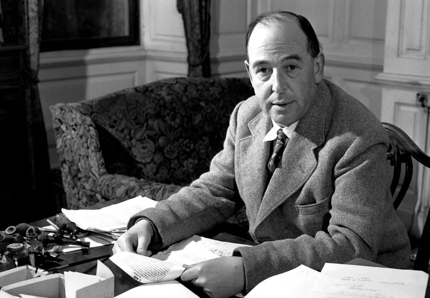 La conmovedora reflexión de C. S. Lewis, escritor británico, sobre la edad: “Nunca se es demasiado viejo para fijarse una nueva meta o para soñar un nuevo sueño"