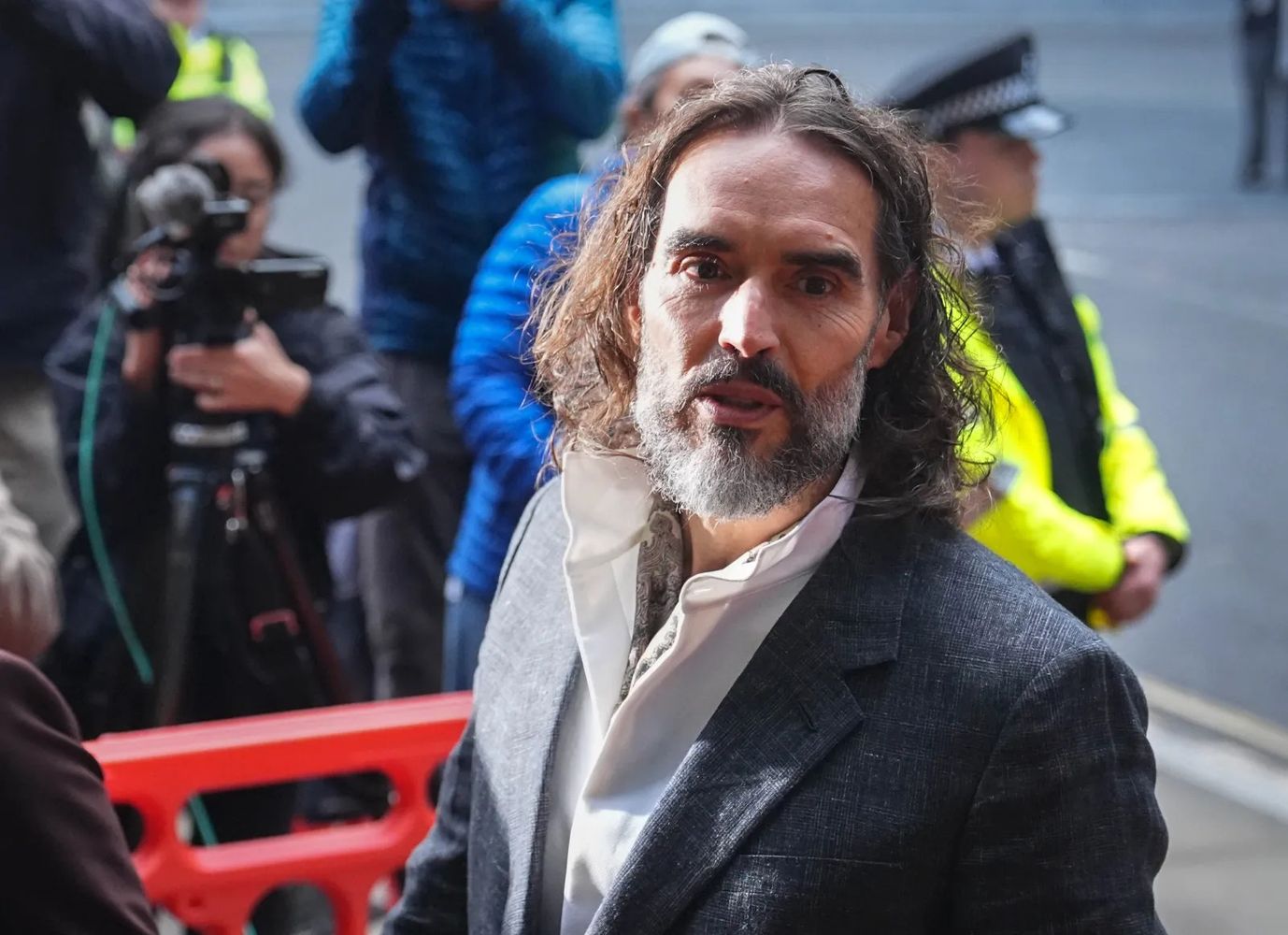 El juicio contra Russell Brand continúa en el Tribunal de la Corona de Southwark.