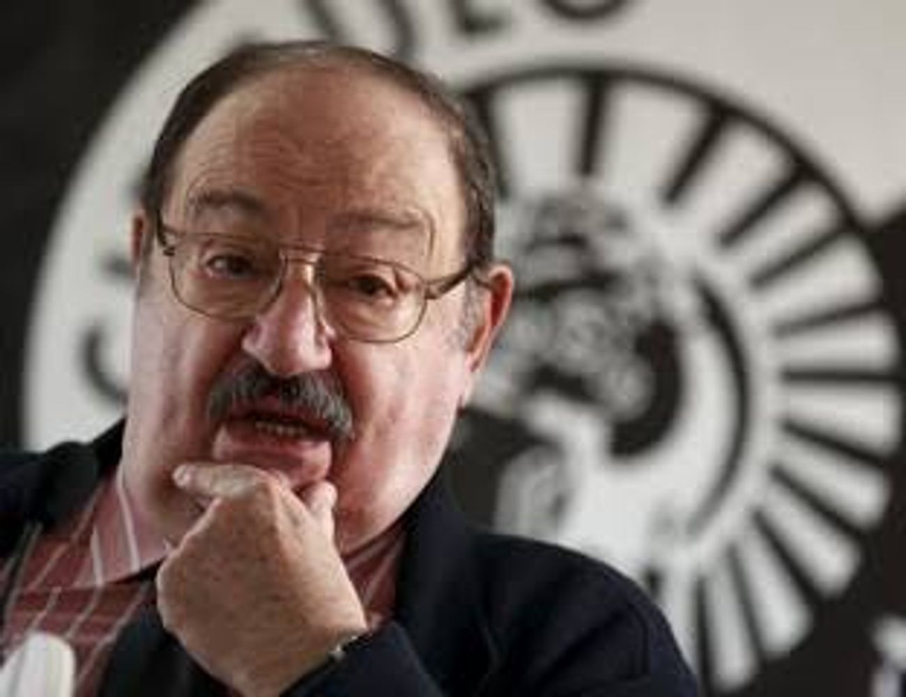 La profunda reflexión de Umberto Eco, escritor, sobre la influencia de los padres: “Nos convertimos en aquello que nuestro padre nos enseñó sin molestarse en educarnos”