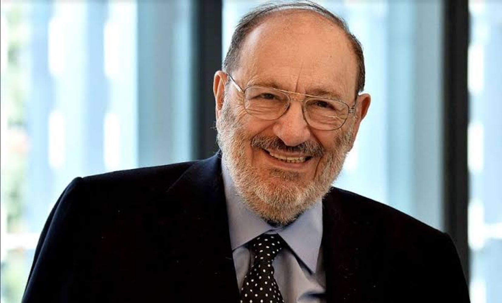 La profunda reflexión de Umberto Eco, escritor, sobre la influencia de los padres: “Nos convertimos en aquello que nuestro padre nos enseñó sin molestarse en educarnos”