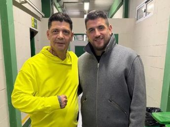 El presidente de Instituto y su festejo con el plantel, después del encuentro con Gianni Infantino