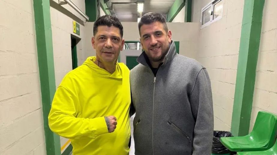 El presidente de Instituto y su festejo con el plantel, después del encuentro con Gianni Infantino