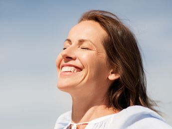 Por qué las personas más felices repiten constantemente cinco frases que refuerzan su visión optimista, según la psicología
