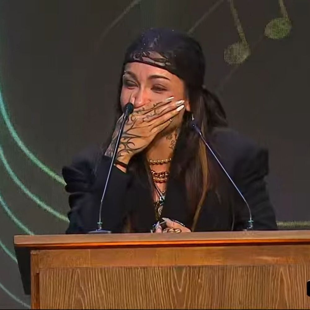 María Becerra se quebró al recibir un premio y se lo dedicó a su mamá y su manager