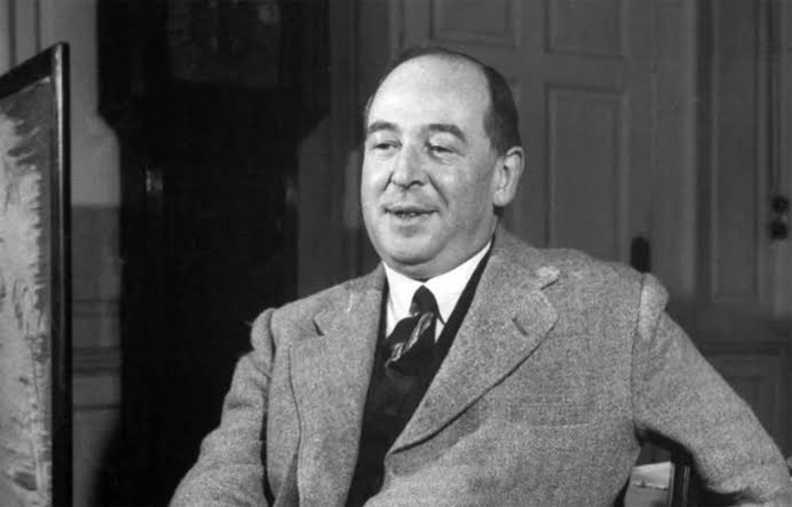 La conmovedora reflexión de C. S. Lewis, escritor británico, sobre la edad: “Nunca se es demasiado viejo para fijarse una nueva meta o para soñar un nuevo sueño"