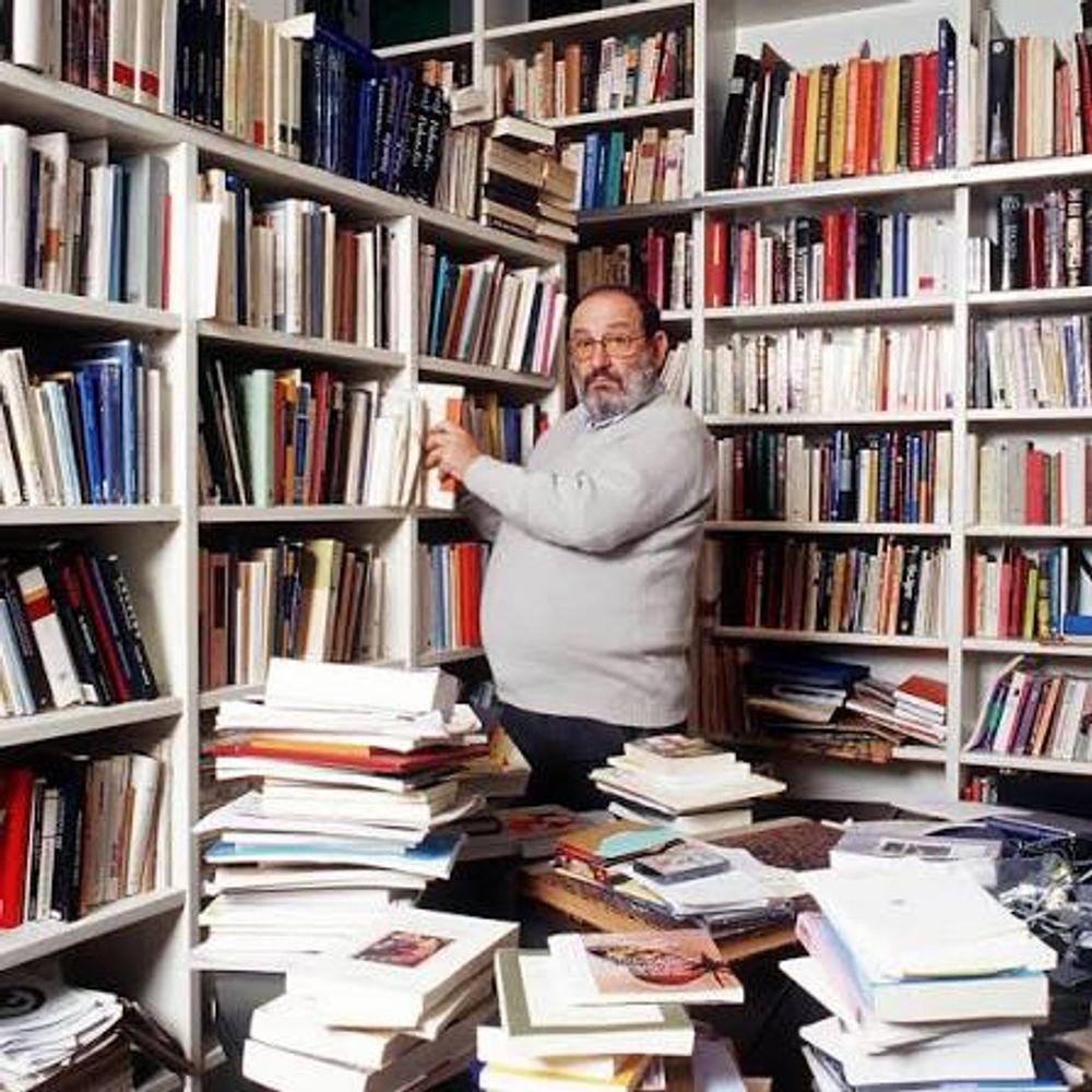 La profunda reflexión de Umberto Eco, escritor, sobre la influencia de los padres: “Nos convertimos en aquello que nuestro padre nos enseñó sin molestarse en educarnos”