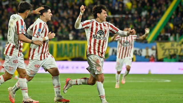 Lo festaja con todo, con algo de suspenso también, Ezequiel Lázaro. Pelota en el travesaño, pique adentro, y gol de Instituto en Florencio Varela.
