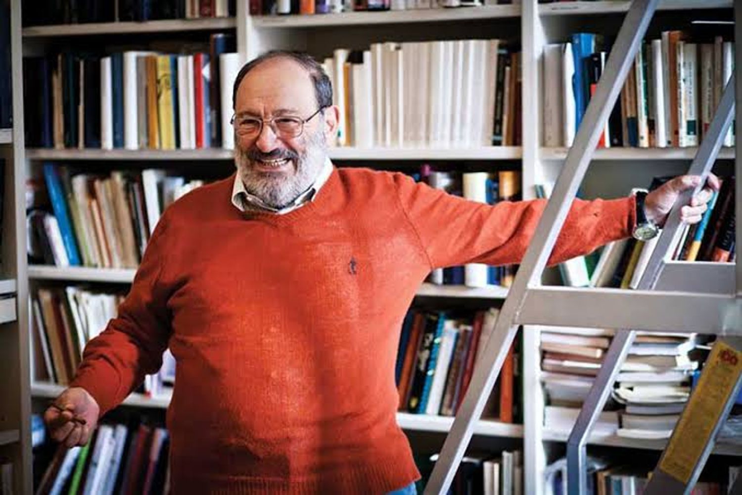 La profunda reflexión de Umberto Eco, escritor, sobre la influencia de los padres: “Nos convertimos en aquello que nuestro padre nos enseñó sin molestarse en educarnos”