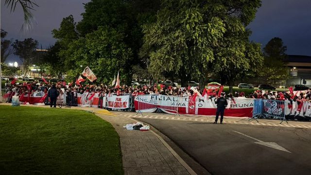 Los hinchas de River se agolparon desde temprano para recibir al plantel. Este domingo juegan ante Belgrano en el Kempes.