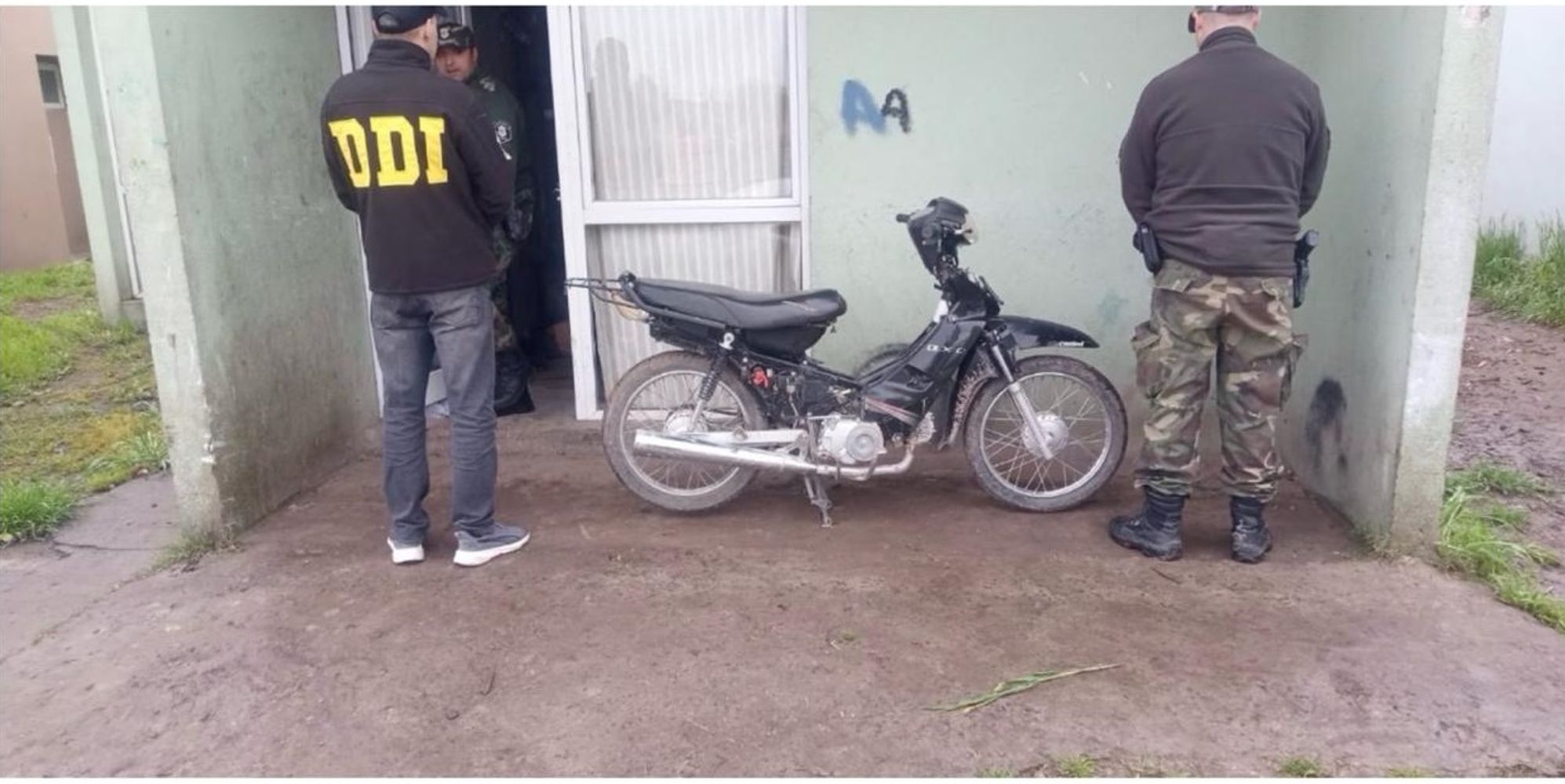 Recuperan moto robada tras dos allanamientos