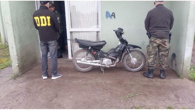 Recuperan moto robada tras dos allanamientos