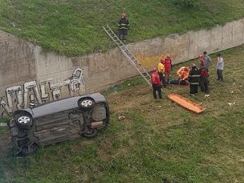 Siniestro vial en Córdoba: una mujer despistó y cayó con su auto desde un puente