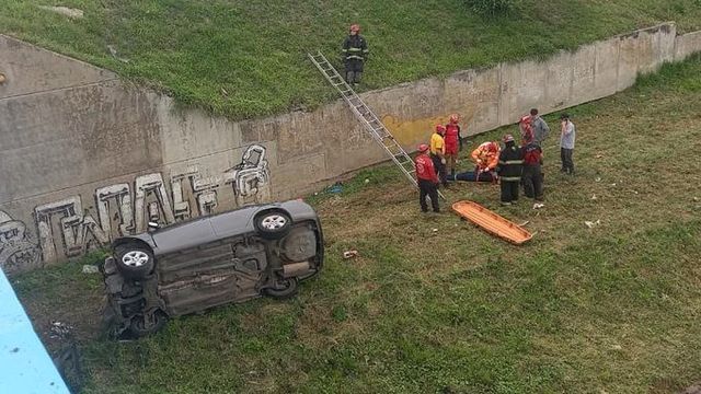 Una mujer perdió el control de su vehiculo y cayó de un puente, desde siete metros.