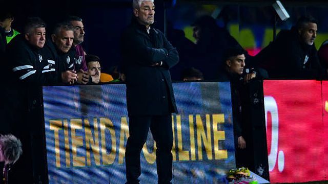Muy contrariado, Omar De Felippe intentó dar explicaciones del Talleres último, que perdió en la Bombonera.