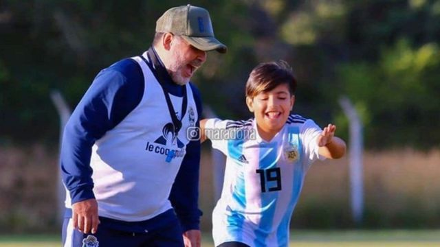 Benjamín Agüero y Diego Maradona.