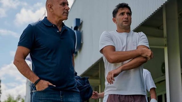 Agustín Díaz (derecha de la imagen), junto a otro excapitán, Daniel Kesman. Habló del liderazgo que necesita Talleres.